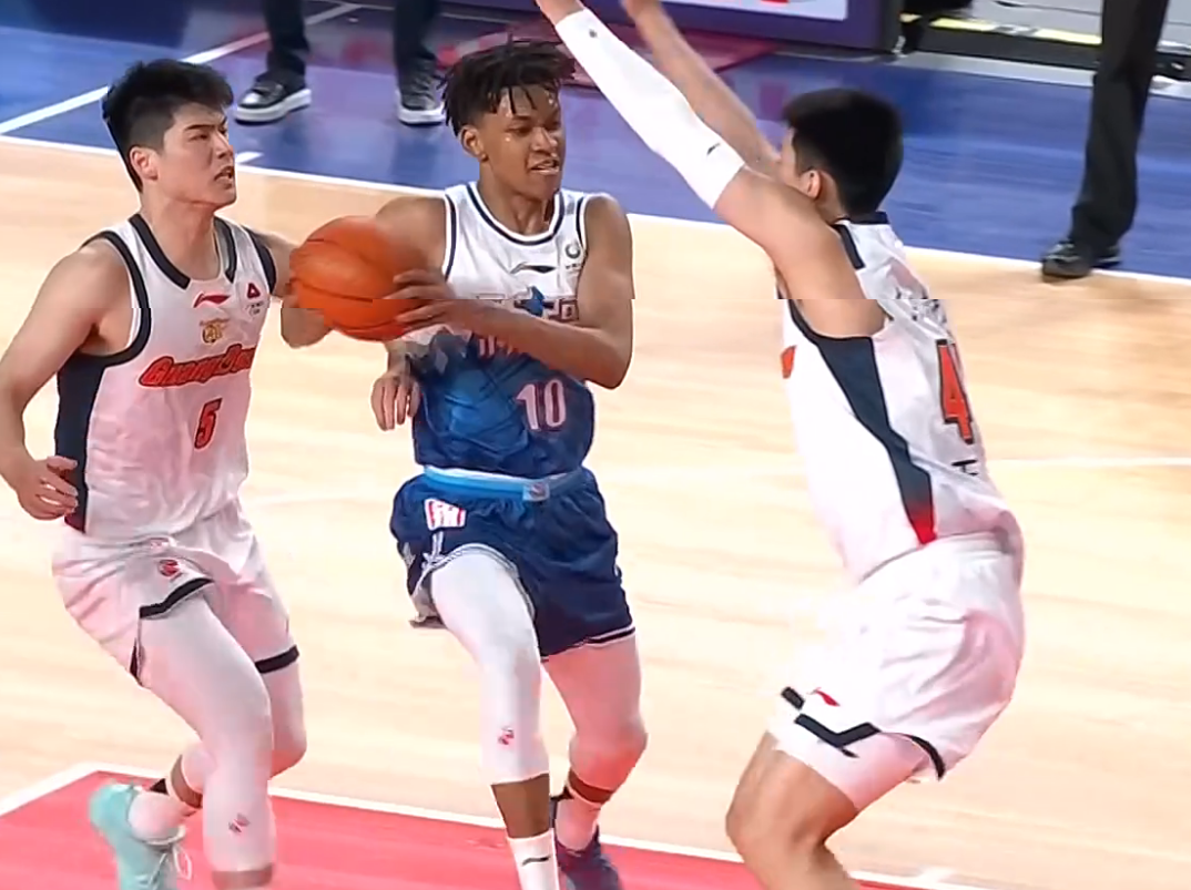 od体育官网-气势如虹!广东完美压制新疆,胡明轩三分建功,麦考尔首秀满分